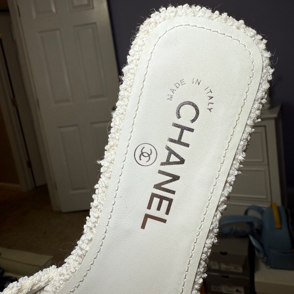White Chanel slides w pearl accent - Picture 5 of 9